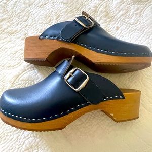 Swedish wooden leather clogs in navy.